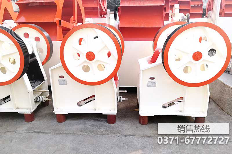 鋸末粉碎機將廢舊木料粉碎成木屑新能源